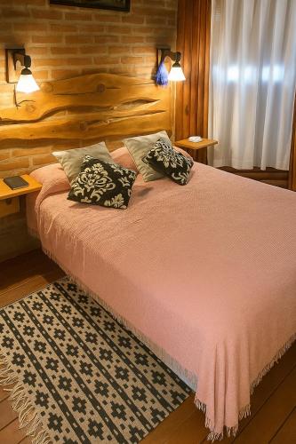 ラ・ルシラ・デル・マールにあるCabaña en El Pinar de La lucila del mar -de un piso-, El Pinar -6 personas-の枕が2つ置かれたベッドのある寝室