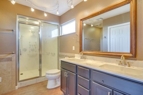 ein Badezimmer mit Waschbecken, Dusche und Toilette in der Unterkunft Huge Kitchen and Open Interior Pueblo Group Getaway in Pueblo West