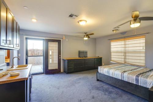ein Schlafzimmer mit Bett und eine Küche mit Spüle in der Unterkunft Huge Kitchen and Open Interior Pueblo Group Getaway in Pueblo West