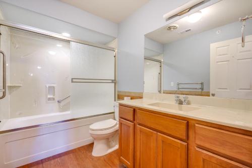 Et badeværelse på Huge Kitchen and Open Interior Pueblo Group Getaway