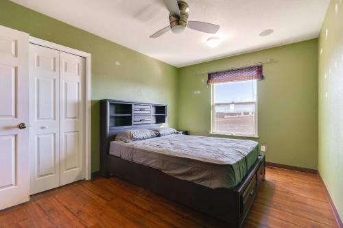 En eller flere senge i et værelse på Huge Kitchen and Open Interior Pueblo Group Getaway