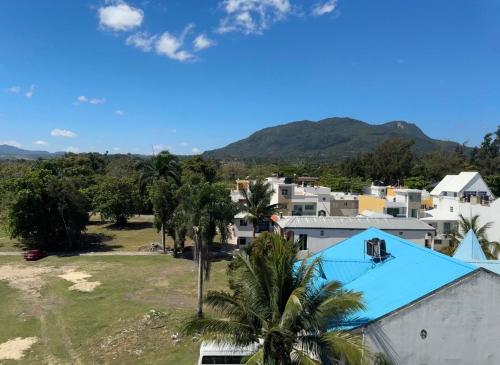 Nespecifikovaný výhled na hory nebo výhled na hory při pohledu z farmy