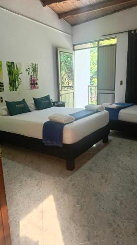 Postel nebo postele na pokoji v ubytování Casa Holistica Cali