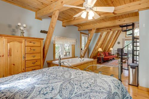 Ένα ή περισσότερα κρεβάτια σε δωμάτιο στο Pond Mountain Springs Hawk Cabin, 4 Mi to Dtwn