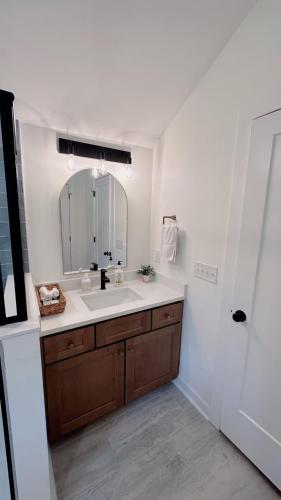 Ένα μπάνιο στο Modern Downtown Raleigh Jewel