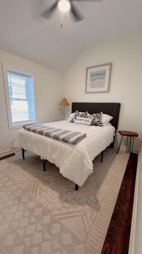 Ένα ή περισσότερα κρεβάτια σε δωμάτιο στο Modern Downtown Raleigh Jewel