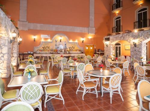 een leeg restaurant met tafels en stoelen bij Holiday Inn Express Guanajuato by IHG in Guanajuato