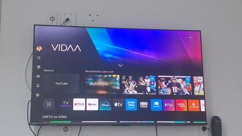 Uma televisão e/ou sistema de entretenimento em Smart Flat Apart