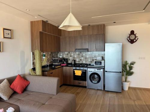 a living room with a couch and a kitchen at Casa de Marinero in Martil