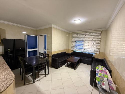 una sala de estar con un sofá y una mesa en Appartement Jihan, en Tánger