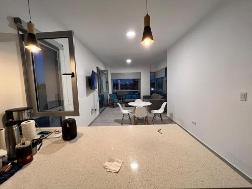 eine Küche und ein Wohnzimmer mit Tisch und Stühlen in der Unterkunft Torres Al Mar in Monte Hermoso