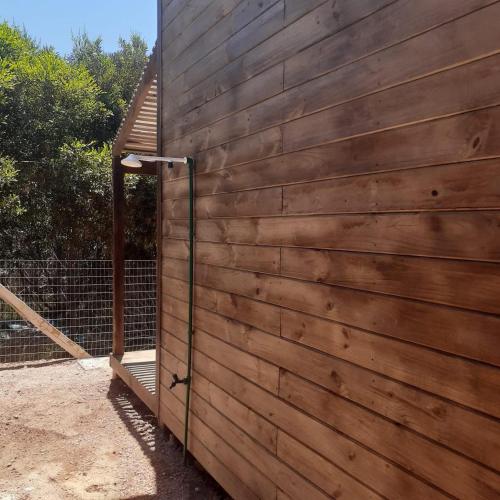 un muro di contenimento in legno con una recinzione in legno di Cabañas Batavi a Punta Del Diablo
