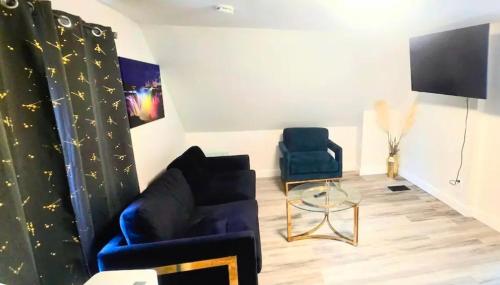 un salon avec un canapé et une chaise dans l'établissement New & Chic 5 min walk to falls, à Niagara Falls