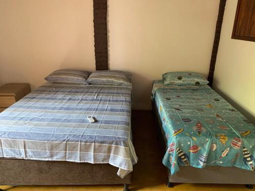 een slaapkamer met een tweepersoonsbed en een tweepersoonsmatras bij Casa Baleia in Itacaré