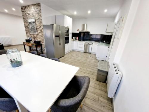 Η κουζίνα ή μικρή κουζίνα στο GuestHouse dos Limites