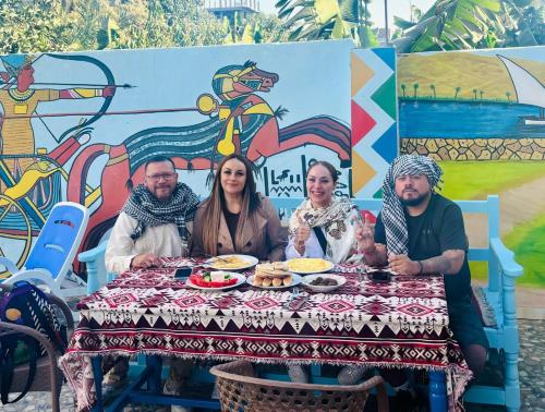 un groupe de personnes assises à une table dans l'établissement King Nile Luxor, à Louxor