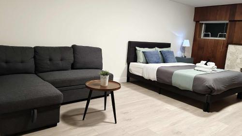 un salon avec un lit et un canapé dans l'établissement Spacious Private Family Room in Homestay, à Vancouver