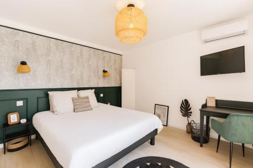 TV a/nebo společenská místnost v ubytování Suites 34 - Cœur Historique de Grasse - Climatisé & Tout Confort