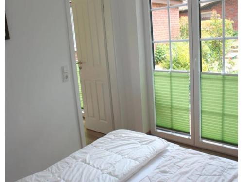 Una cama o camas en una habitación de Ferienwohnung am Deich in Burhave