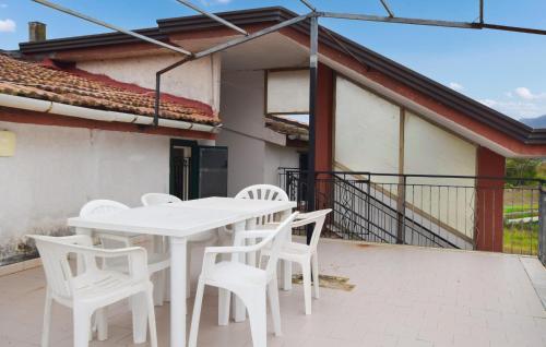 Μπαλκόνι ή βεράντα στο 2 Bedroom Nice Apartment In Casal Velino