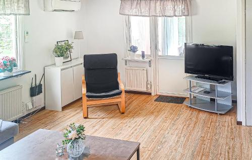 TV a/nebo společenská místnost v ubytování Gorgeous Home In Annerstad