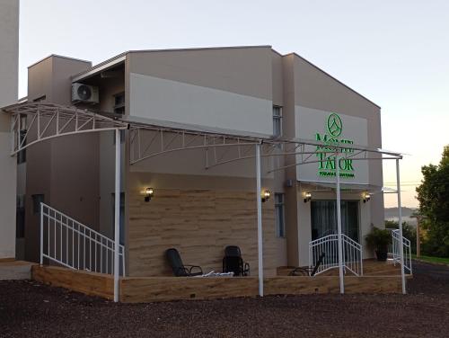 een gebouw met een bord aan de zijkant bij Pousada & Hospedaria Monte Tabor in Francisco Beltrão