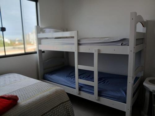 Ένα ή περισσότερα κρεβάτια σε δωμάτιο στο Temporada Navegantes - 200 Metros da Praia!