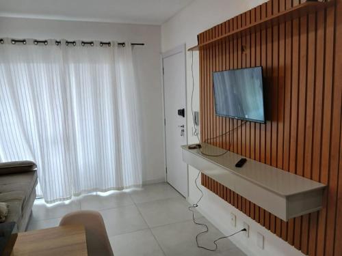 Μια τηλεόραση ή/και κέντρο ψυχαγωγίας στο Temporada Navegantes - 200 Metros da Praia!