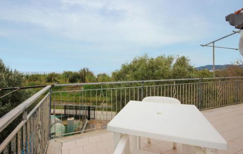 Μπαλκόνι ή βεράντα στο Awesome Apartment In Casal Velino With Wifi