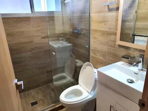 a bathroom with a toilet and a shower and a sink at 16 Loft Espectacular - Aire Acondicionado, Consulado in Guadalajara