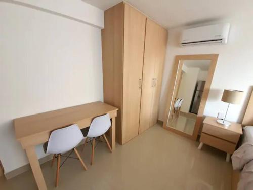 a room with a desk and two white chairs at 16 Loft Espectacular - Aire Acondicionado, Consulado in Guadalajara