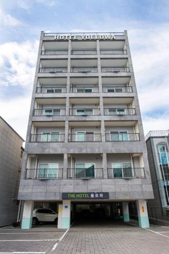 a hotel building with a sign on the front of it at Yolowa Hotel in Chumunjin