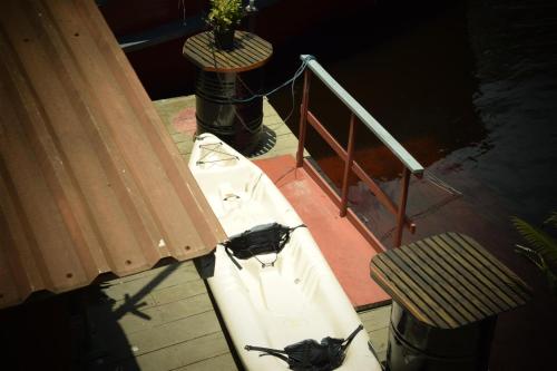 a white bath tub sitting on top of a deck at Bela Vista Lodge in Novo Airão
