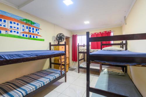 Ένα ή περισσότερα κρεβάτια σε δωμάτιο στο Hostel Guarapari