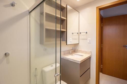 a bathroom with a shower and a sink and a toilet at Apartamento Luxuoso com Vista para as Montanhas in Mucugê
