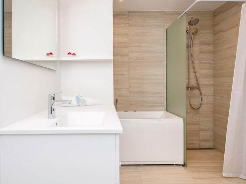 O baie la 6 person holiday home in Ringkøbing-By Traum