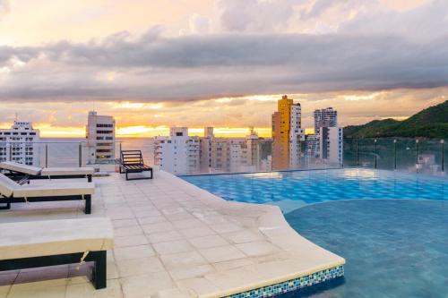 Bazén v ubytování NUEVO!! loft de LUJO en El Rodadero a pasos de la playa nebo v jeho okolí