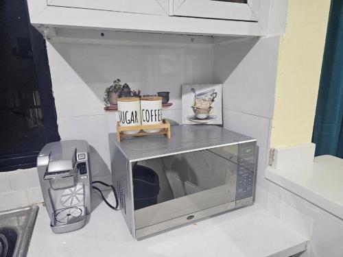 a microwave sitting on top of a counter at Eastern Breeze in Hainamosa