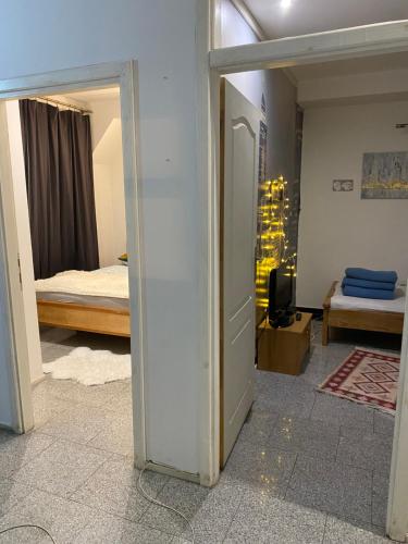 Postel nebo postele na pokoji v ubytování Adna Art Apartment