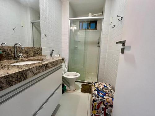 Koupelna v ubytování Luxor Tambaú AP 100 metros da praia com vista para o mar