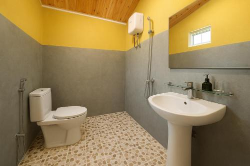 un baño con inodoro y lavabo en Muong Hoa Valley View Farmstay, en Sa Pa