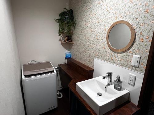 a bathroom with a sink and a mirror at sneaky peaks in Hakuba