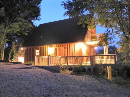 eine große Holzhütte mit Lichtern davor in der Unterkunft Luxury Mountain Cabin Rental with a Hot Tub in Helen, Georgia in Helen