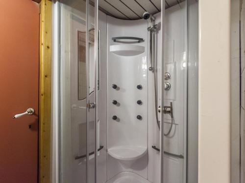 Ένα μπάνιο στο Boat Getaway Near Lake