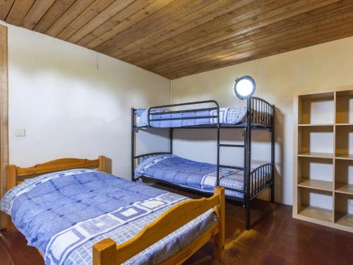 Ένα ή περισσότερα κρεβάτια σε δωμάτιο στο Boat Getaway Near Lake