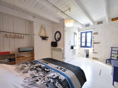 KersaudyにあるBrittany Escape with Gardenの部屋にベッドがある寝室