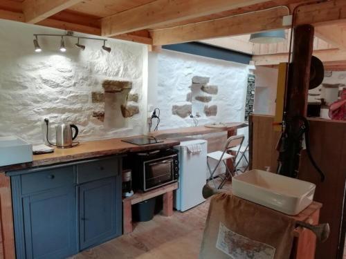 KersaudyにあるBrittany Escape with Gardenのキッチン(シンクとコンロ付きのカウンター付)