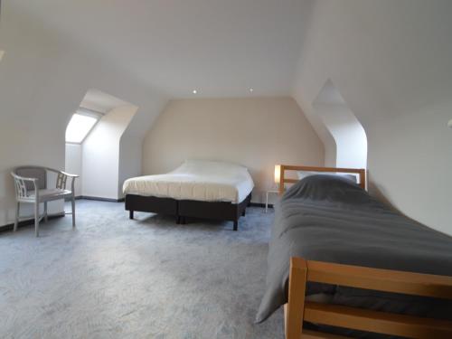 Giường trong phòng chung tại Splendid villa in Flemish Ardennes with pool