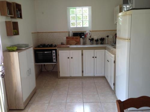 Kuchyň nebo kuchyňský kout v ubytování Riverside Home in Folelli