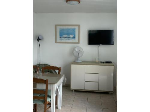 TV a/nebo společenská místnost v ubytování Riverside Home in Folelli